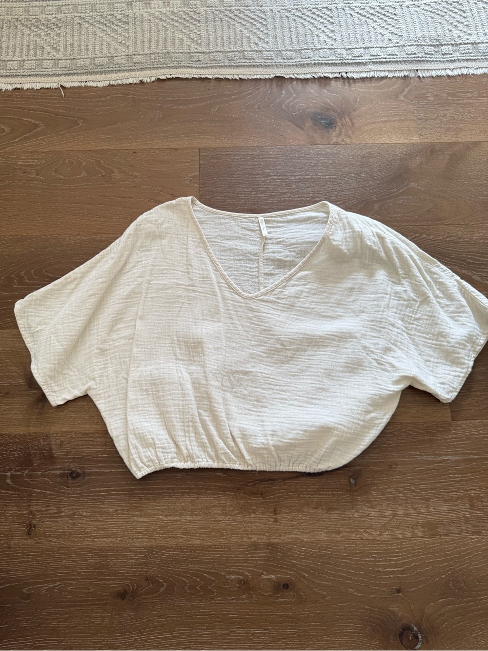 Rylee & Cru lightweight Cream V-Neck Cropped Top
